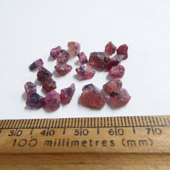 29.8ct tanzanian bi color ruby and sapphire gemstone crystal rough lot - Picture 1 of 7
